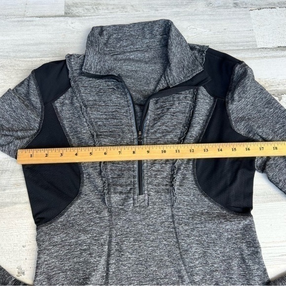 Lululemon Run Your Heart Out Size 8 Gray‎ Sweater w Thumbholes Activewear Yoga - Picture 14 of 15